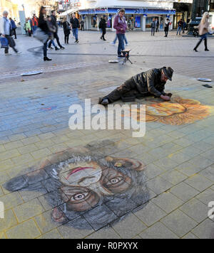 Hannover, Germania. 07 Nov, 2018. L'artista di strada Helmut Artiste dipinge quadri di grandi dimensioni che giace nel centro della capitale della Bassa Sassonia. Il termometro in parti della Bassa Sassonia è di origine poco al di sotto di 20 gradi centigradi in questo giorno di autunno caldo. Credito: Holger Hollemann/dpa/Alamy Live News Foto Stock