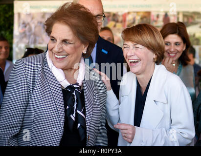 Beirut, Libano. 30 ott 2018. Elke Büdenbender, moglie del Presidente tedesco (r) e Nadia Chami Amon, moglie del presidente libanese visitare una scuola per l'agricoltura. Come patrono dell'UNICEF, che lei visita i progetti di aiuto, istituzioni educative e incontra i profughi dalla Siria. Credito: Britta Pedersen/dpa-Zentralbild/ZB/dpa/Alamy Live News Foto Stock