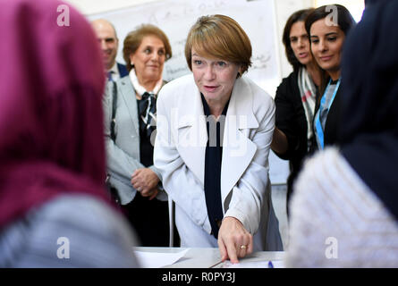 Beirut, Libano. 30 ott 2018. Elke Büdenbender, moglie del Presidente tedesco (M) e Nadia Chami Amon, moglie del presidente libanese visitare una scuola per l'agricoltura. Come patrono dell'UNICEF, che lei visita i progetti di aiuto, istituzioni educative e incontra i profughi dalla Siria. Credito: Britta Pedersen/dpa-Zentralbild/ZB/dpa/Alamy Live News Foto Stock