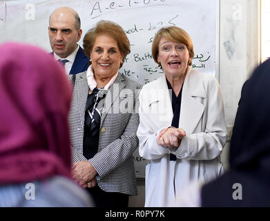 Beirut, Libano. 30 ott 2018. Elke Büdenbender, moglie del Presidente tedesco (r) e Nadia Chami Amon, moglie del presidente libanese visitare una scuola per l'agricoltura. Come patrono dell'UNICEF, che lei visita i progetti di aiuto, istituzioni educative e incontra i profughi dalla Siria. Credito: Britta Pedersen/dpa-Zentralbild/ZB/dpa/Alamy Live News Foto Stock