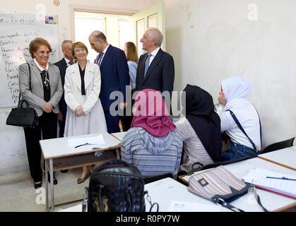 Beirut, Libano. 30 ott 2018. Elke Büdenbender, moglie del Presidente tedesco (secondo da sinistra) e Nadia Chami Amon, moglie del presidente libanese visitare una scuola per l'agricoltura. Come patrono dell'UNICEF, che lei visita i progetti di aiuto, istituzioni educative e incontra i profughi dalla Siria. Credito: Britta Pedersen/dpa-Zentralbild/ZB/dpa/Alamy Live News Foto Stock