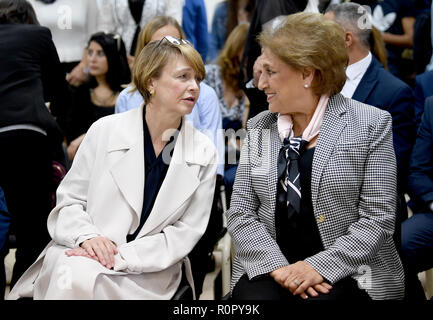 Beirut, Libano. 30 ott 2018. Elke Büdenbender, moglie del Presidente tedesco (l) e Nadia Chami Amon, moglie del presidente libanese visitare una scuola per l'agricoltura. Come patrono dell'UNICEF, che lei visita i progetti di aiuto, istituzioni educative e incontra i profughi dalla Siria. Credito: Britta Pedersen/dpa-Zentralbild/ZB/dpa/Alamy Live News Foto Stock