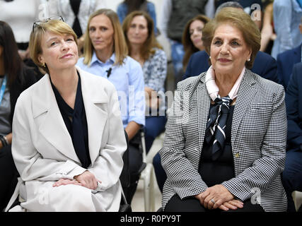 Beirut, Libano. 30 ott 2018. Elke Büdenbender, moglie del Presidente tedesco (l) e Nadia Chami Amon, moglie del presidente libanese visitare una scuola per l'agricoltura. Come patrono dell'UNICEF, che lei visita i progetti di aiuto, istituzioni educative e incontra i profughi dalla Siria. Credito: Britta Pedersen/dpa-Zentralbild/ZB/dpa/Alamy Live News Foto Stock