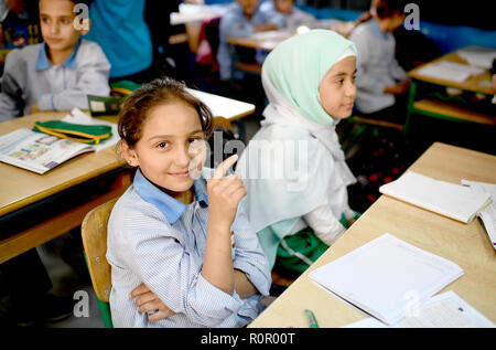 Beirut, Libano. 30 ott 2018. Gli studenti di una scuola pubblica in Ibthaj Kaddoura, dove i rifugiati Siriani sono insegnate in un sistema a due turni. Credito: Britta Pedersen/dpa-Zentralbild/ZB/dpa/Alamy Live News Foto Stock