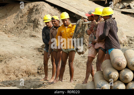 Gli operai lavorano a nave- cantiere di rottura. Il Bangladesh è dipendente dalla nave-industria di rottura per il 80% delle sue esigenze di acciaio. Chittagong, Bangladesh. Foto Stock