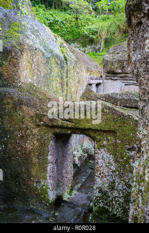 Nuvole attraverso la grotta porta in Eski-Kermen grotta antica città. Foto Stock