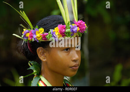 Tradizionalmente condita Yapese ballerina con copricapo, ritratto, Yap, Stati Federati di Micronesia Foto Stock