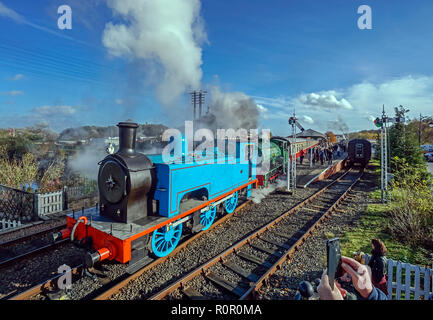 Treno diretto da motori a vapore n. 1 e ex BCN n. 6 lasciando Bo'ness & Kinneil Railway Gala vapore 2018 Bo'ness Falkirk Regno Unito Scozia Foto Stock