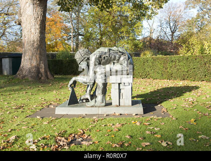 Master dell'Universo. Scultura di Eduardo Luigi Paolozzi al di fuori della Scottish Museum di Arte Moderna. Edimburgo, Scozia Foto Stock