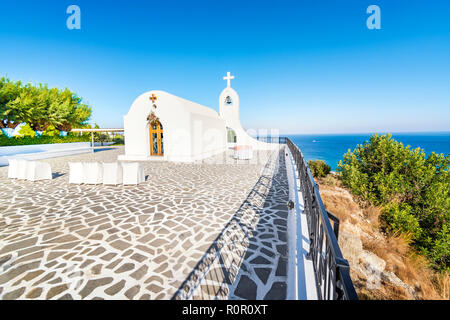 Cappella per Matrimoni con vista mare sulla collina vicino a Faliraki (Rhodes, Grecia) Foto Stock