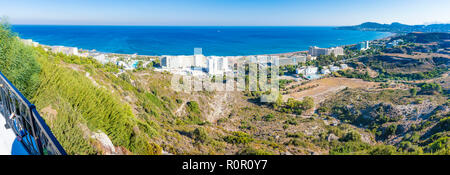 Vista panoramica di alberghi sul mar Mediterraneo costa vicino a Faliraki (Rhodes, Grecia) Foto Stock