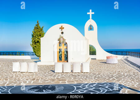 Cappella per Matrimoni con vista mare sulla collina vicino a Faliraki (Rhodes, Grecia) Foto Stock