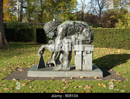 Master dell'Universo. Scultura di Eduardo Luigi Paolozzi al di fuori della Scottish Museum di Arte Moderna. Edimburgo, Scozia Foto Stock