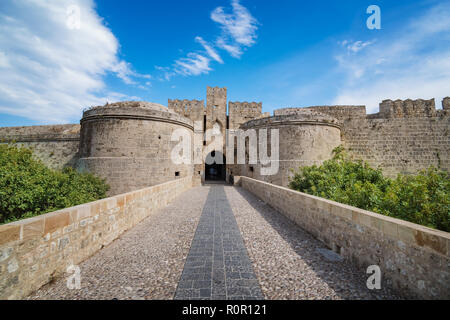 La gate di Amboise e le mura della città medievale della città di Rodi (Rhodes, Grecia) Foto Stock