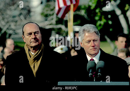 Washington, DC, Stati Uniti d'America, 1 febbraio 1996 il presidente William Jefferson Clinton e il presidente francese Jacques Chirac a podio sul prato Sud della Casa Bianca offrendo commento durante la Gazzetta Ufficiale dello Stato la cerimonia di arrivo per il Capo dello Stato francese. Credito: Mark Reinstein/MediaPunch Foto Stock