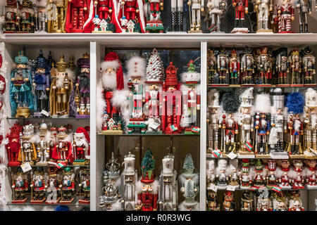 Ampia selezione di schiaccianoci figurine al Yankee Candle flagship store, South Deerfield, Massachusetts, STATI UNITI D'AMERICA. Foto Stock