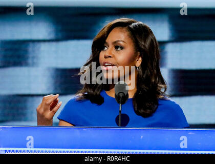 Philadelphia, Pennsylvania, Stati Uniti d'America, 25 luglio 2016 la First Lady Michelle Obama offre il suo discorso democratico nazionale con la nomina di convenzione dal podio di Wells Fargo Arena Credito: Mark Reinstein/MediaPunch Foto Stock