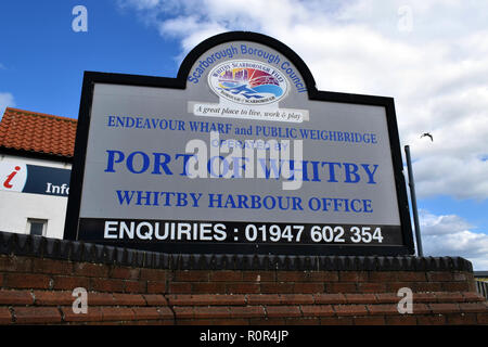 Porto di Whitby, North Yorkshire, Regno Unito. Autorità Portuale segno - si adoperano Wharf e Whitby Harbour Office (Scarborough Borough consiglio di amministrazione) Foto Stock