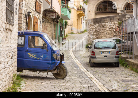 Berat, Albania- 30 giugno 2014: strette vie pavimentate con veicoli nella storica città di Berat. Architettura ottomana in Albania, Unesco World Herita Foto Stock