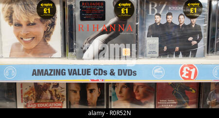 "Rinnovato" CD e DVD in negozio Poundland, REGNO UNITO Foto Stock