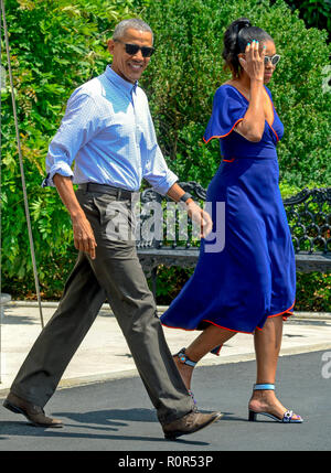 Washington, DC, Stati Uniti d'America, 6 agosto 2016 Presidente Barak Obama e la first lady Michelle Obama a piedi fuori dalla Casa Bianca a sud Portico sul loro modo a Marina Uno per avviare le loro vacanze estive Credito: Mark Reinstein/MediaPunch Foto Stock