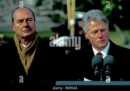 Washington, DC, Stati Uniti d'America, 1 febbraio 1996 il presidente William Jefferson Clinton e il presidente francese Jacques Chirac a podio sul prato Sud della Casa Bianca offrendo commento durante la Gazzetta Ufficiale dello Stato la cerimonia di arrivo per il Capo dello Stato francese. Credito: Mark Reinstein/MediaPunch Foto Stock