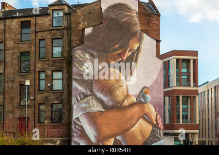 Murale di una madre e un bambino dipinta sul timpano e la fine di un tradizionale Glasgow casamento in corrispondenza della giunzione di George Street e High Street, Foto Stock