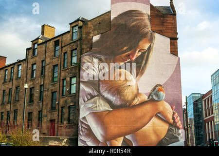 Murale di una madre e un bambino dipinta sul timpano e la fine di un tradizionale Glasgow casamento in corrispondenza della giunzione di George Street e High Street, Foto Stock