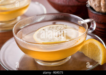 Una tazza di delizioso limone caldo tè allo zenzero. Foto Stock