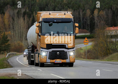 Salo, Finlandia - 27 Ottobre 2018: Orange Renault Trucks T semi tanker di RL-Trans per trasporto alla rinfusa su strada su nuvoloso serata autunnale in Finlandia Foto Stock