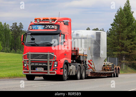 Uurainen, Finlandia - 15 Giugno 2018: Rosso Volvo FH16 700 semi rimorchio fornisce oggetto industriale come carico di larghezza lungo l'autostrada 4 su nuvoloso giorno d'estate. Foto Stock