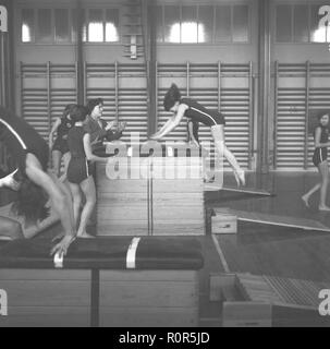 Ginnastica negli anni cinquanta. Giovani donne alla formazione di ginnastica. La Svezia Aprile 1954 Foto Stock