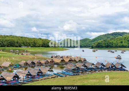 Zattera di bambù shelter sono ristorante galleggiante nel mezzo di acqua sotto il cielo blu come attrazione turistica a Huai Krathing serbatoio, Loei provinc Foto Stock