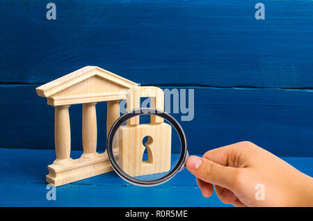 Lente di ingrandimento è guardando l'edificio antico e di una serratura. Il concetto di preservare i monumenti di storia e cultura. Protezione dei musei. Pro Foto Stock