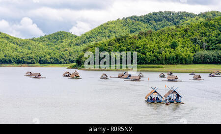 Zattera di bambù shelter sono ristorante galleggiante nel mezzo di acqua sotto il cielo blu come attrazione turistica a Huai Krathing serbatoio, Loei provinc Foto Stock