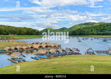 Bellissimo paesaggio naturale del fiume, montagna, cielo blu, verde foresta e la zattera di bambù shelter è parte del ristorante galleggiante a Huai Krathing Foto Stock