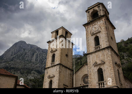 Le torri gemelle di San Trifone's Cathedral (Katedrala Sv Tripuna) nella omonima piazza (Trg Sv Tripuna), Kotor, Montenegro Foto Stock