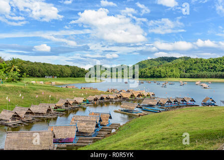 Bellissimo paesaggio naturale del fiume, montagna, cielo blu, verde foresta e la zattera di bambù shelter è parte del ristorante galleggiante a Huai Krathing Foto Stock