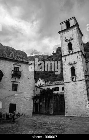 Un vuoto di san Trifone Square (Trg Sv Tripuna) e uno della cattedrale campanili su un pomeriggio umido, Kotor, Montenegro. Versione in bianco e nero Foto Stock