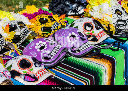 Il giorno dei morti, Dia de los Muertos, colorati cranio di maschere per la vendita durante la celebrazione in Nuovo Messico USA. Foto Stock