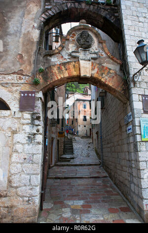 Un vicolo che conduce fino a le fortificazioni, Kotor, Montenegro Foto Stock