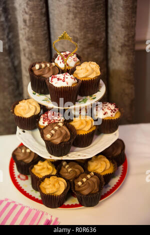 Cup cake torta di nozze strati, in attesa di essere consumati in un giorno di nozze Foto Stock