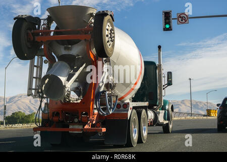 Carro miscelatore il trasporto di cemento per la costruzione sito, South San Francisco Bay Area, California Foto Stock