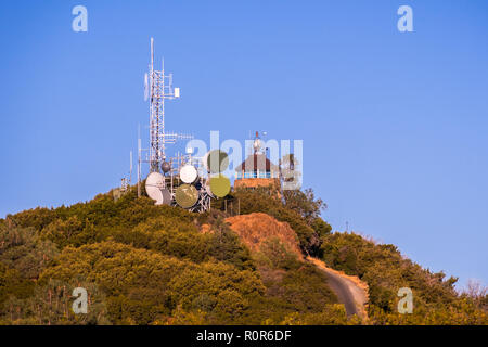 L'edificio sulla cima di Mt Diablo vertice visibile in background; San Francisco Bay Area, Contra Costa County, California Foto Stock