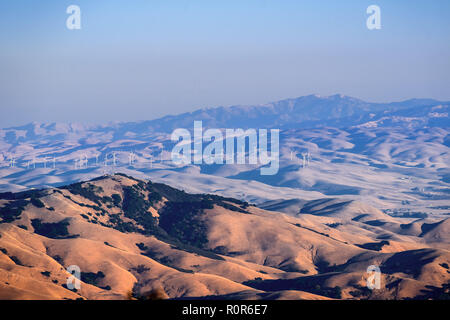 Picco del nord come si vede al tramonto dalla cima del monte Diablo; inquinamento e foschia che ricopre le colline visibili in background; Mt Diablo membro Park, Contra Foto Stock