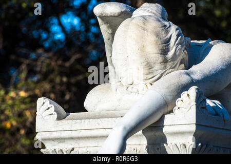 Dettaglio di Angelo piangente statua in marmo si trova in un parco pubblico Foto Stock