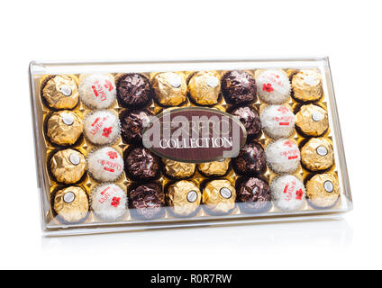 LONDON, Regno Unito - Novembre 08, 2018: Raccolta di Ferrero Rocher premium dolci al cioccolato scatola di plastica.su sfondo bianco con la riflessione. Raffaello e Rond Foto Stock
