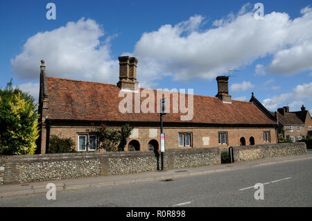 Saunders gli ospizi di carità, Flamstead, Hertfordshire, sono quattro, uno piani, gli ospizi di carità costruita in mattoni. Essi sono stati dato al paese nel 1669 da Tommaso Saund Foto Stock