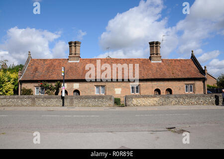 Saunders gli ospizi di carità, Flamstead, Hertfordshire, sono quattro, uno piani, gli ospizi di carità costruita in mattoni. Essi sono stati dato al paese nel 1669 da Tommaso Saund Foto Stock