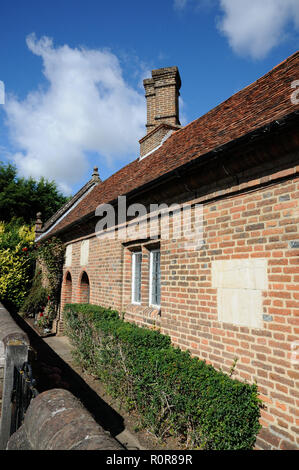 Saunders gli ospizi di carità, Flamstead, Hertfordshire, sono quattro, uno piani, gli ospizi di carità costruita in mattoni. Essi sono stati dato al paese nel 1669 da Tommaso Saund Foto Stock